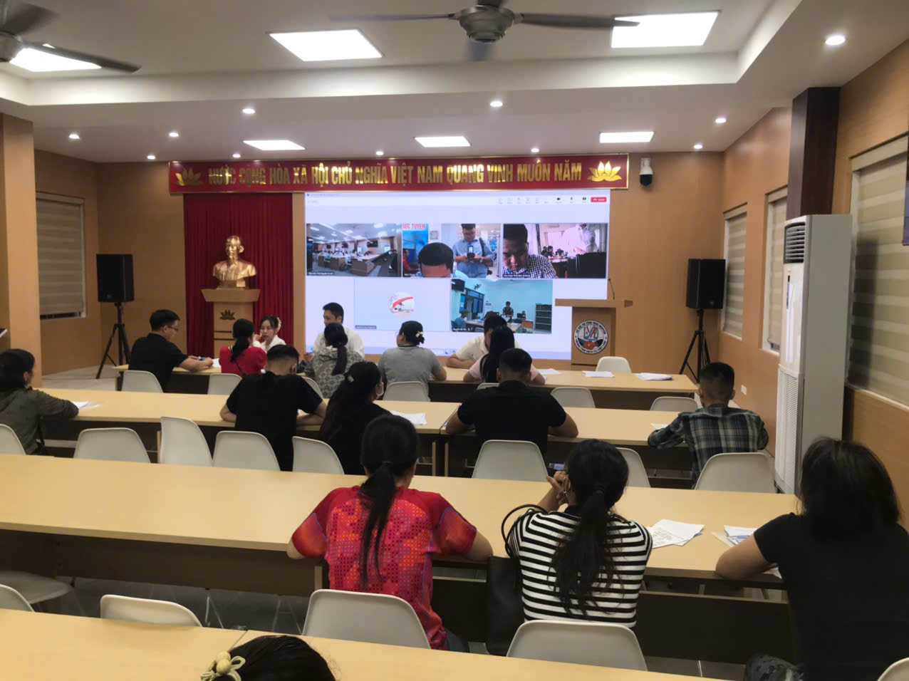 TỔ CHỨC PHIÊN GIAO DỊCH VIỆC LÀM TRỰC TUYẾN TẠI TRUNG TÂM DỊCH VỤ VIỆC LÀM